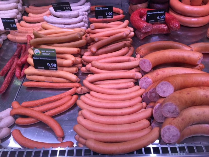 charcuterie-LES FERRES-min_sausages_meat_butchery-1069321